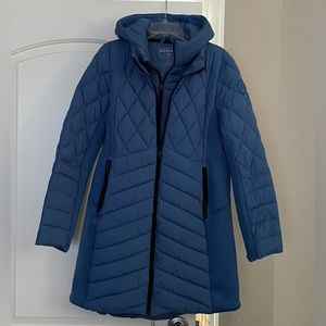 Brand new “Bernardo “women’s coat.Size-L,color blue.(Never wear).💙